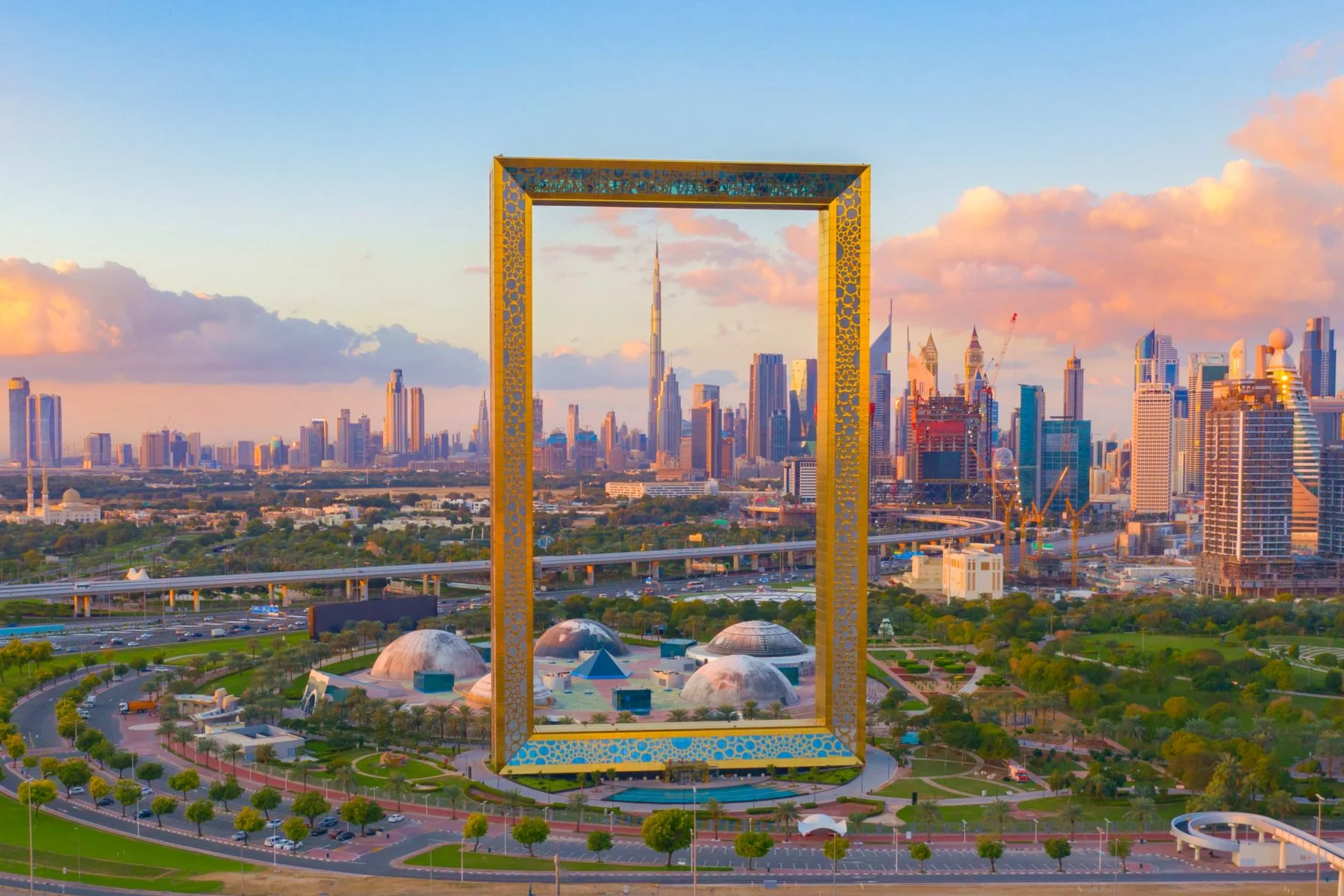 Золотая рамка Дубая